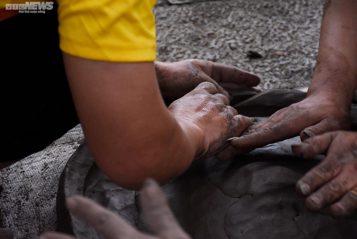 Hơn 200 pháo thủ ở Hải Dương tay lấm lem, ném pháo đất nổ như sấm - 7