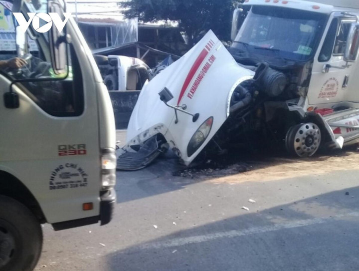 Tiền Giang: Ô tô va chạm với xe container, 6 người bị thương - 2