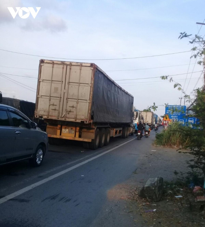 Tiền Giang: Ô tô va chạm với xe container, 6 người bị thương - 3