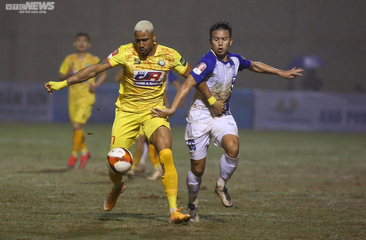 Hàng công phung phí cơ hội, Thanh Hóa hoà SLNA - 1