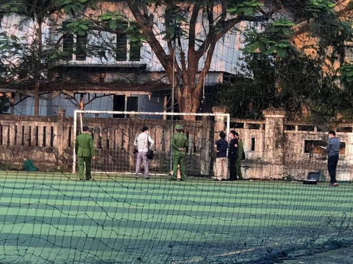 Điều tra việc học sinh lớp 12 bị xà ngang cầu môn đè chết trong lúc đá bóng - 1