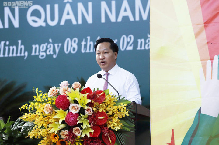 Người mẹ giơ cao tấm biển ghi tên con trai trong lễ giao nhận quân ở TP.HCM - 3