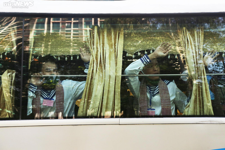 Người mẹ giơ cao tấm biển ghi tên con trai trong lễ giao nhận quân ở TP.HCM - 16