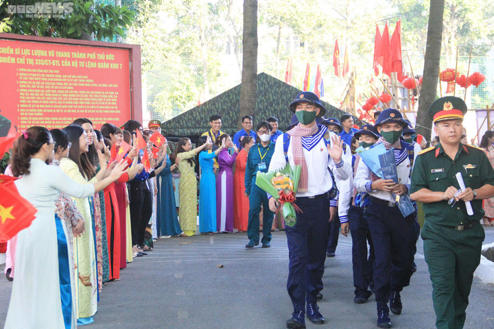 Người mẹ giơ cao tấm biển ghi tên con trai trong lễ giao nhận quân ở TP.HCM - 10