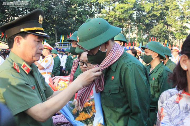 Người mẹ giơ cao tấm biển ghi tên con trai trong lễ giao nhận quân ở TP.HCM - 7
