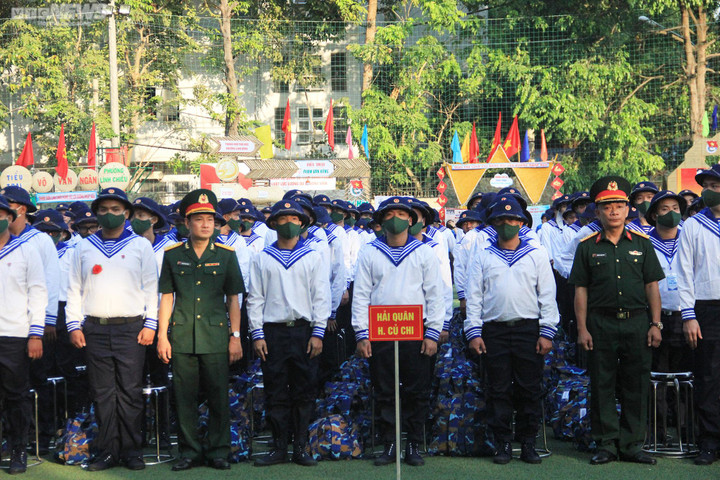 Người mẹ giơ cao tấm biển ghi tên con trai trong lễ giao nhận quân ở TP.HCM - 1