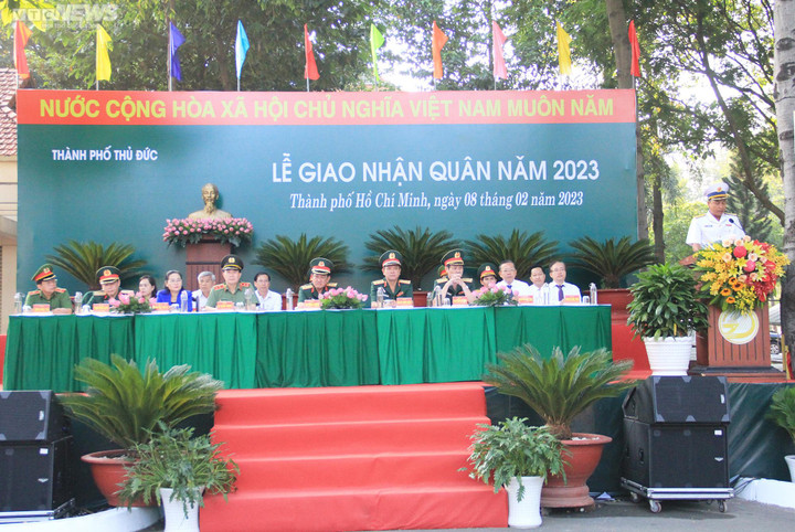 Người mẹ giơ cao tấm biển ghi tên con trai trong lễ giao nhận quân ở TP.HCM - 2