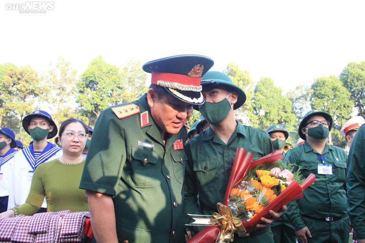 Người mẹ giơ cao tấm biển ghi tên con trai trong lễ giao nhận quân ở TP.HCM - 8