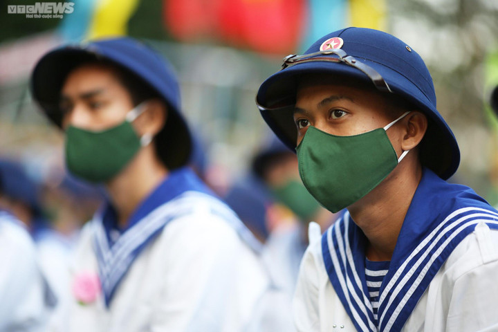 Người mẹ giơ cao tấm biển ghi tên con trai trong lễ giao nhận quân ở TP.HCM - 4