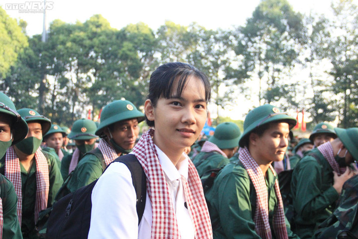 Người mẹ giơ cao tấm biển ghi tên con trai trong lễ giao nhận quân ở TP.HCM - 6