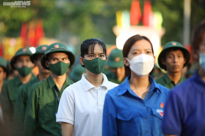 Người mẹ giơ cao tấm biển ghi tên con trai trong lễ giao nhận quân ở TP.HCM - 5