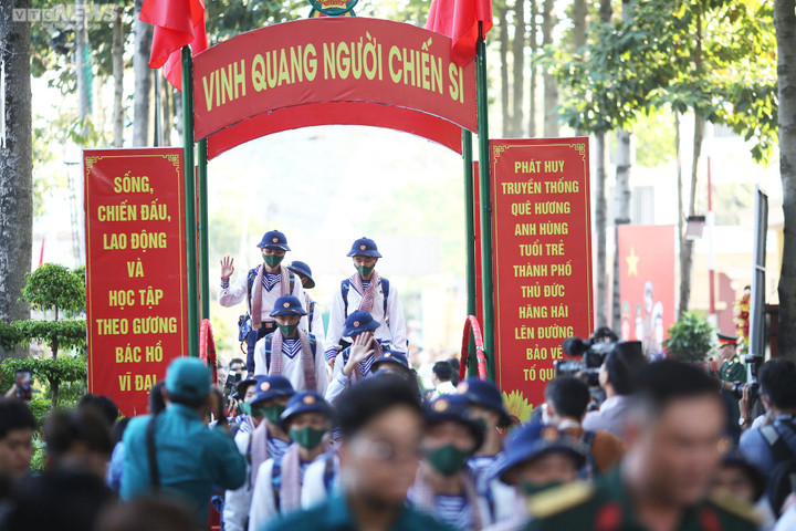 Người mẹ giơ cao tấm biển ghi tên con trai trong lễ giao nhận quân ở TP.HCM - 11