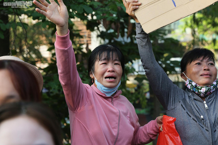 Người mẹ giơ cao tấm biển ghi tên con trai trong lễ giao nhận quân ở TP.HCM - 15