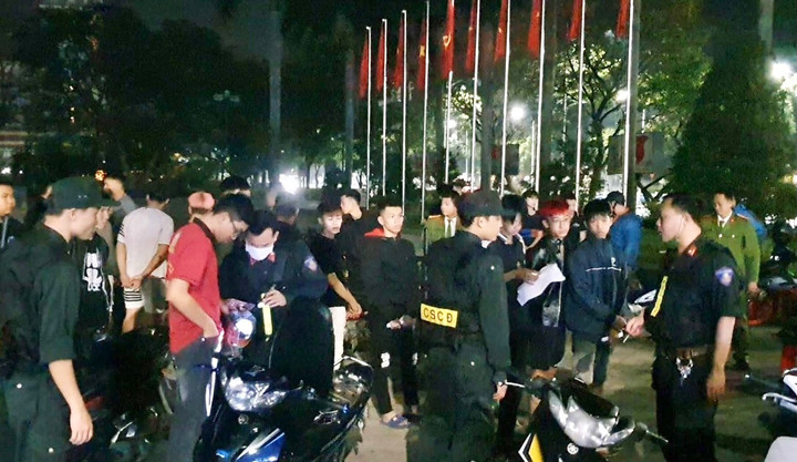 Tạm giữ 14 thanh niên lạng lách, đánh võng, khiêu khích lực lượng chức năng - 1