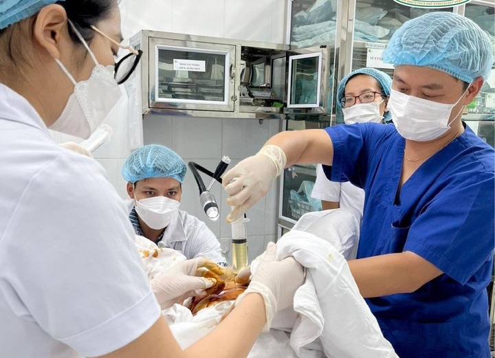 Thai phụ phải rút 2 lít nước ối, 2 lần khâu cổ tử cung để giữ thai - 1