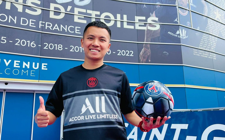 Nhà sưu tầm áo đấu và VĐV bóng đá nghệ thuật Việt Nam được mời xem Messi thi đấu - 1