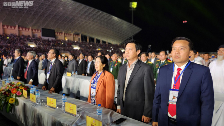 Mãn nhãn màn bắn pháo hoa ở Lễ kỷ niệm 110 năm ngày thành lập tỉnh Kon Tum - 3