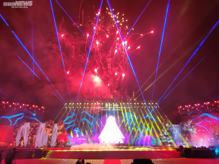 Mãn nhãn màn bắn pháo hoa ở Lễ kỷ niệm 110 năm ngày thành lập tỉnh Kon Tum - 7