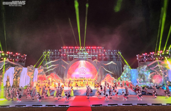 Mãn nhãn màn bắn pháo hoa ở Lễ kỷ niệm 110 năm ngày thành lập tỉnh Kon Tum - 1