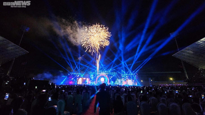 Mãn nhãn màn bắn pháo hoa ở Lễ kỷ niệm 110 năm ngày thành lập tỉnh Kon Tum - 6