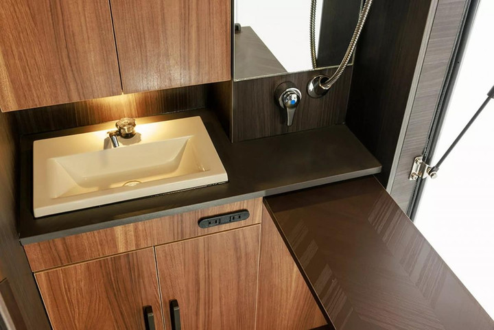 Khám phá Toyota Hilux GR Sport phiên bản nhà di động - 23