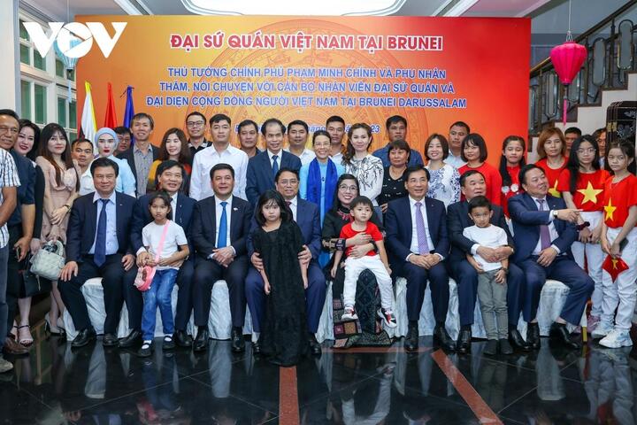 Thủ tướng gặp gỡ cán bộ, nhân viên ĐSQ và đại diện cộng đồng người Việt ở Brunei - 5
