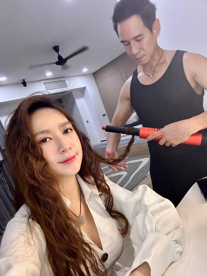 Sao Việt 11/2: MC Hoàng Oanh thăm gia đình chồng cũ, Lý Hải sấy tóc cho vợ - 2
