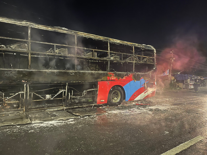Xe khách chở 23 người cháy rụi ở Đồng Nai - 4