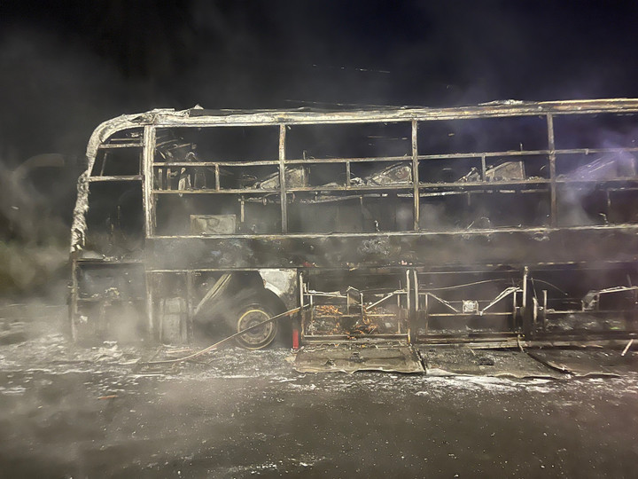 Xe khách chở 23 người cháy rụi ở Đồng Nai - 5