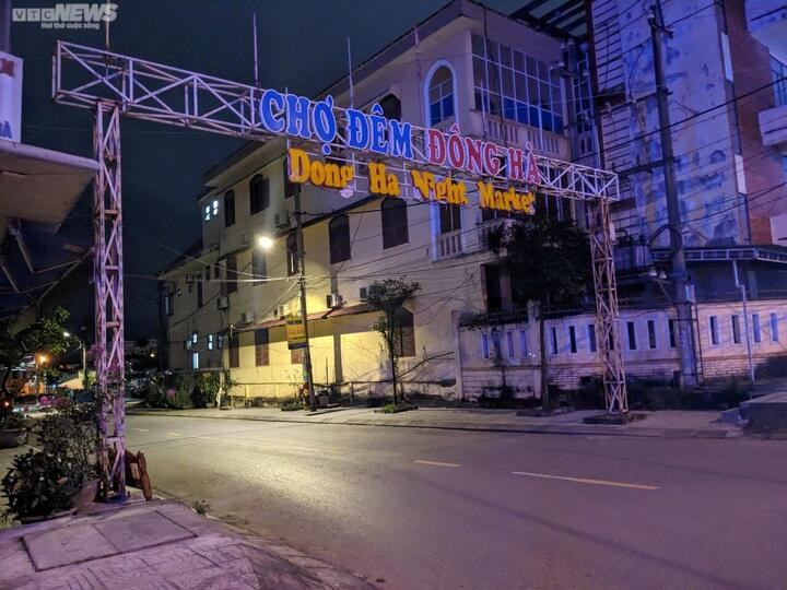 Chợ đêm ở Quảng Trị 'chết yểu', phố đi bộ Hoàng thành Huế đìu hiu - 1