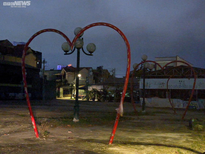 Chợ đêm ở Quảng Trị 'chết yểu', phố đi bộ Hoàng thành Huế đìu hiu - 2