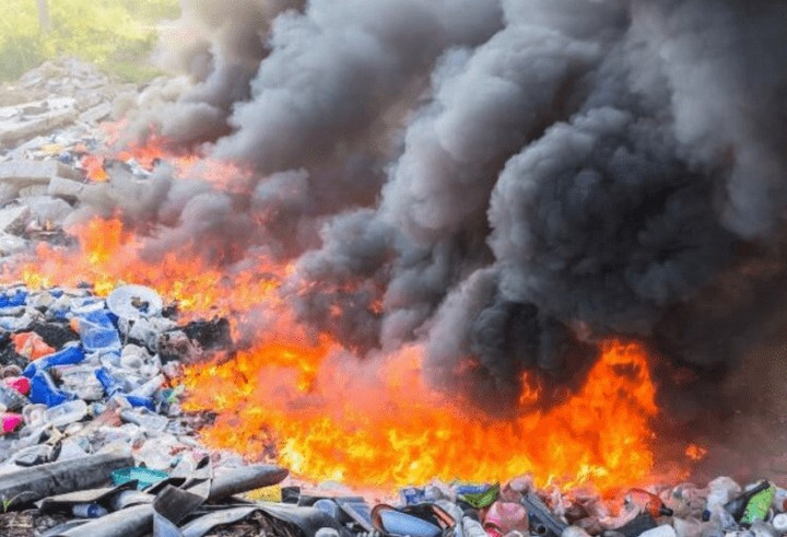 Tá hoả phát hiện cụ ông chết cháy khi mang nước ra hố rác dập lửa - 1