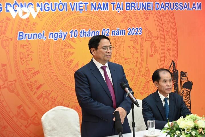 Thủ tướng gặp gỡ cán bộ, nhân viên ĐSQ và đại diện cộng đồng người Việt ở Brunei - 3