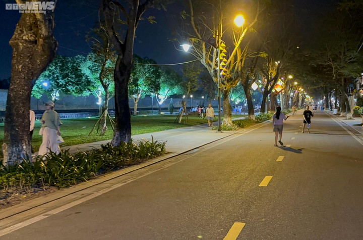 Chợ đêm ở Quảng Trị 'chết yểu', phố đi bộ Hoàng thành Huế đìu hiu - 8