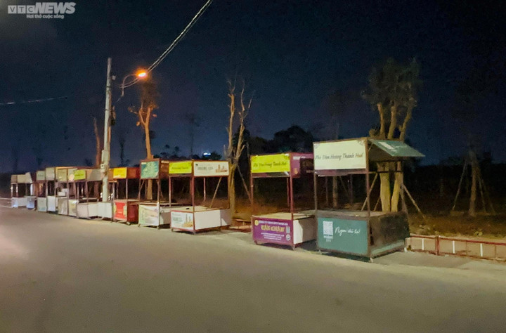 Chợ đêm ở Quảng Trị 'chết yểu', phố đi bộ Hoàng thành Huế đìu hiu - 16