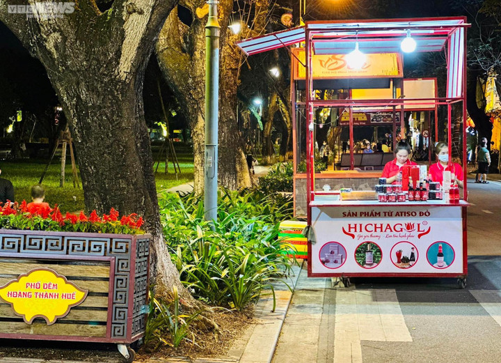Chợ đêm ở Quảng Trị 'chết yểu', phố đi bộ Hoàng thành Huế đìu hiu - 9