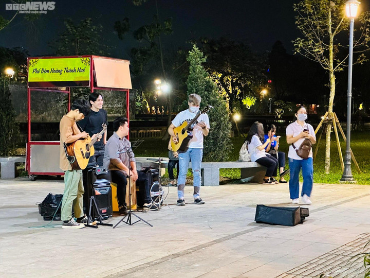 Chợ đêm ở Quảng Trị 'chết yểu', phố đi bộ Hoàng thành Huế đìu hiu - 13