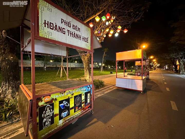 Chợ đêm ở Quảng Trị 'chết yểu', phố đi bộ Hoàng thành Huế đìu hiu - 14