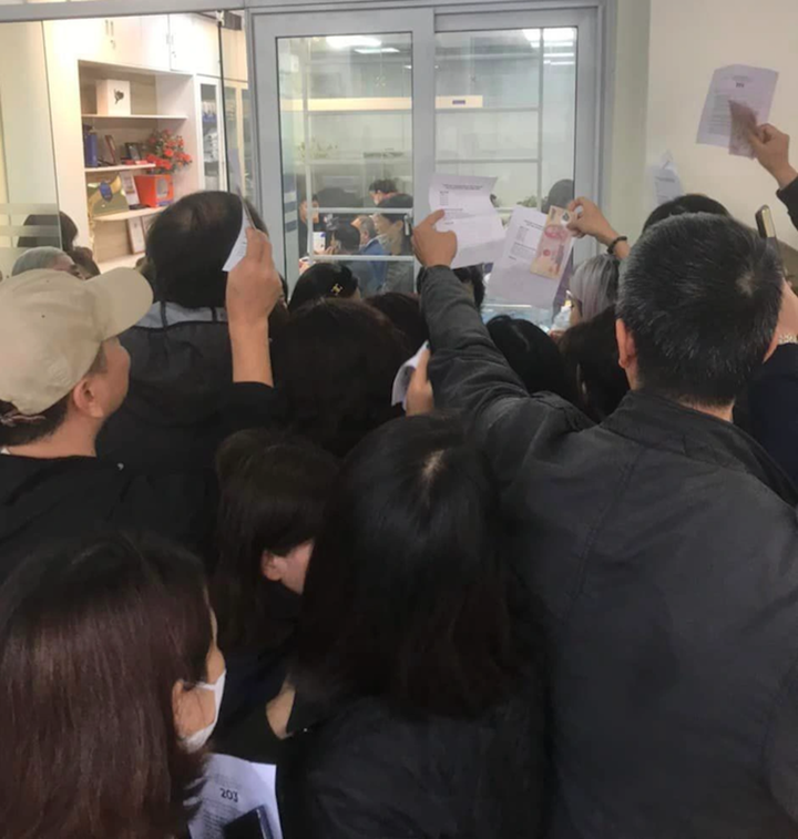 Phụ huynh Hà Nội chen lấn mua hồ sơ dự tuyển vào lớp 10 cho con - 1