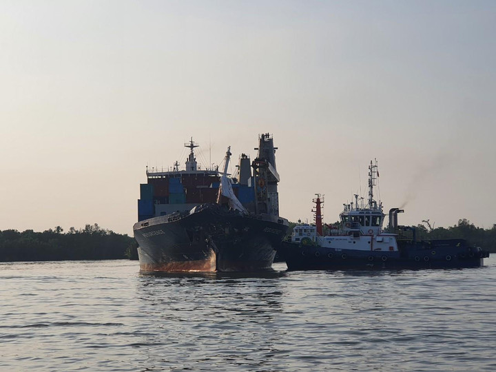 Tai nạn trên sông ở TP.HCM, 2 tàu container đâm nhau hư hại nặng - 3