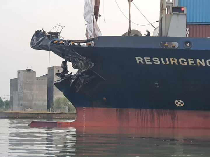Tai nạn trên sông ở TP.HCM, 2 tàu container đâm nhau hư hại nặng - 2