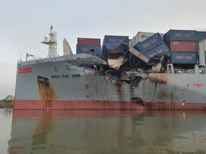 Tai nạn trên sông ở TP.HCM, 2 tàu container đâm nhau hư hại nặng - 1
