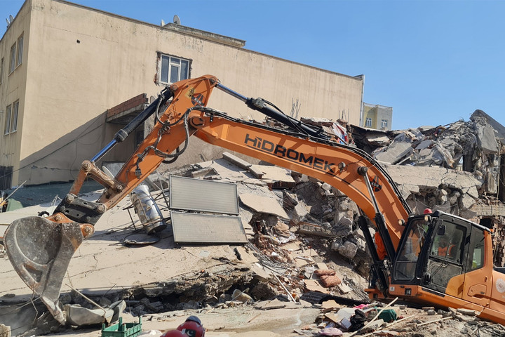 Cứu nạn Việt Nam phối hợp tìm kiếm 3 thi thể kẹt trong đống đổ nát ở Thổ Nhĩ Kỳ - 3