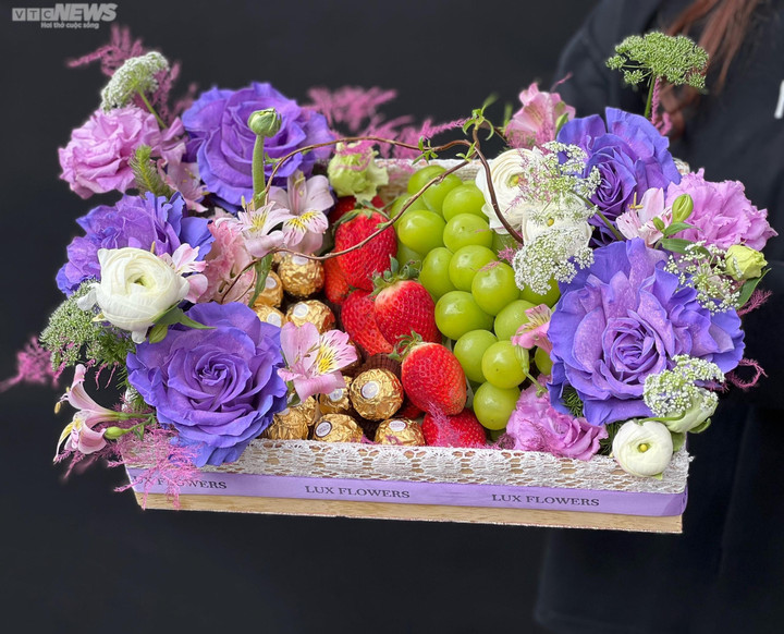 Khách thích đồ độc lạ, hàng nhập ngoại lên ngôi mùa Valentine 2023 - 2