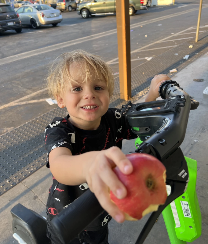 Cô giáo nói sơn móng tay 'dành cho con gái', bố dắt luôn con trai ra tiệm nail - 2