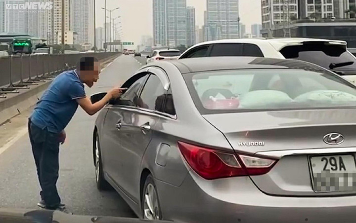 Tài xế xe sang chặn đầu xe khác, chửi bới trên đường vành đai 3 trên cao - 1