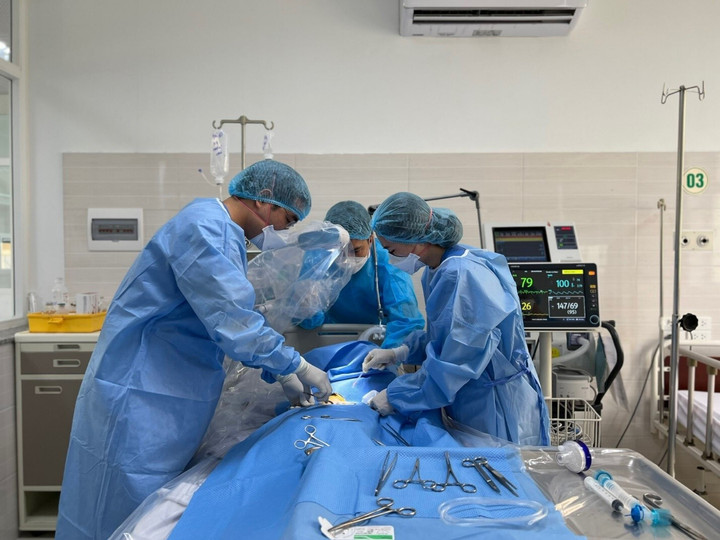 Chủ quan với vết thương nhỏ trên ngón tay, người đàn ông phải thở máy - 1