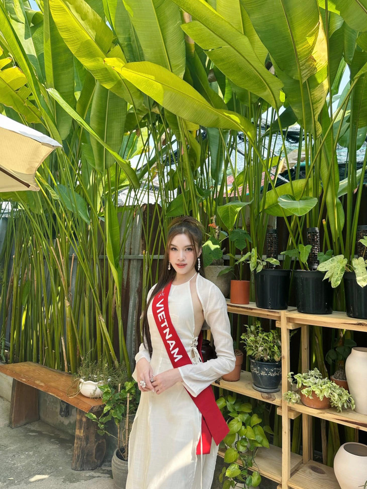 Lối ăn mặc gợi cảm của Thanh Thanh Huyền tại Miss Charm 2023 - 10