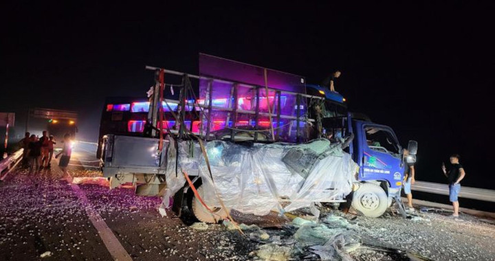 Xe tải tông trực diện xe khách chở 10 người trên cao tốc Cam Lộ - La Sơn - 1