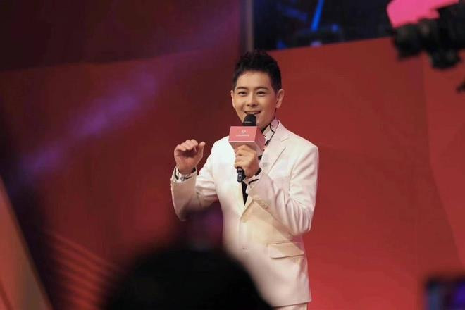 Lâm Chí Dĩnh ảnh 2 Lâm Chí Dĩnh vẫn đẹp trai sau tai nạn nghiêm trọng, mặt không có vết sẹo nào - 2